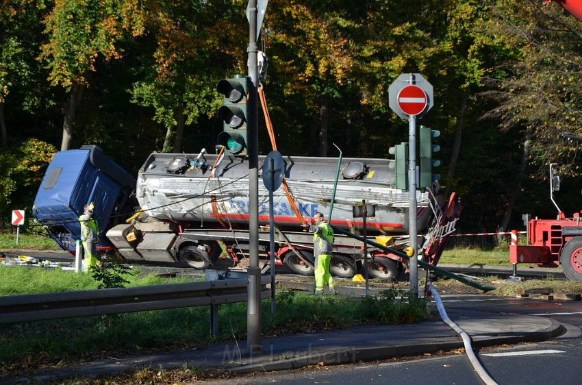 VU Tanklastzug umgestuerzt Huerth Industriestr P414.JPG